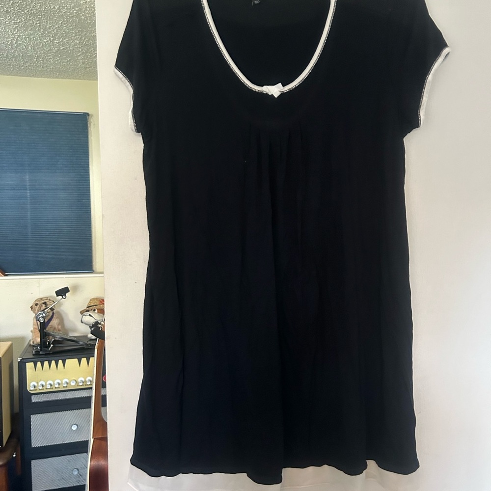 Vera wang night gown  black and white soft and comfy